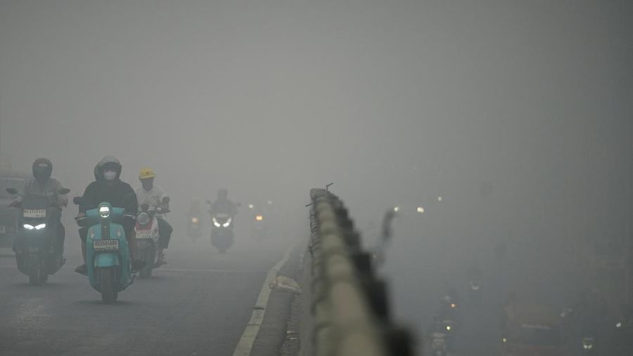 Susana saat kabut asap kebakaran hutan menyelimuti kota Palembang di Provinsi Sumatera Selatan, Kamis (15/10/2026). (REUTERS/Abriansyah Liberto)