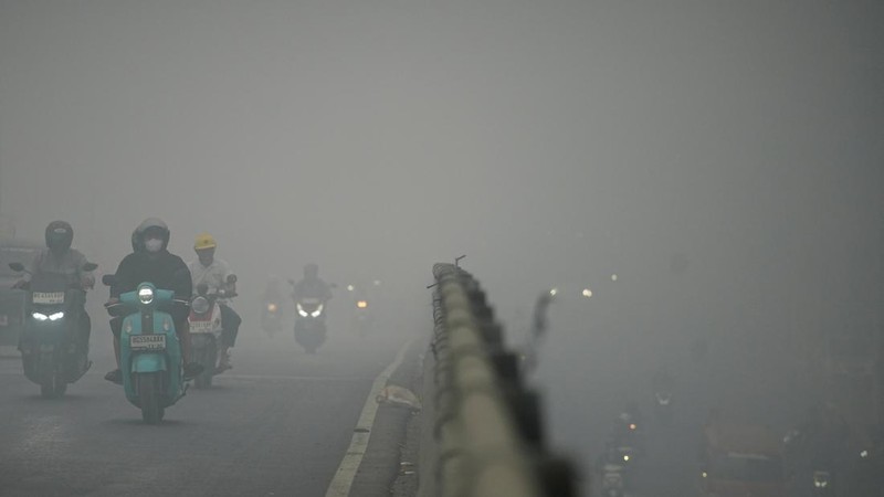 Susana saat kabut asap kebakaran hutan menyelimuti kota Palembang di Provinsi Sumatera Selatan, Kamis (15/10/2026). (REUTERS/Abriansyah Liberto)