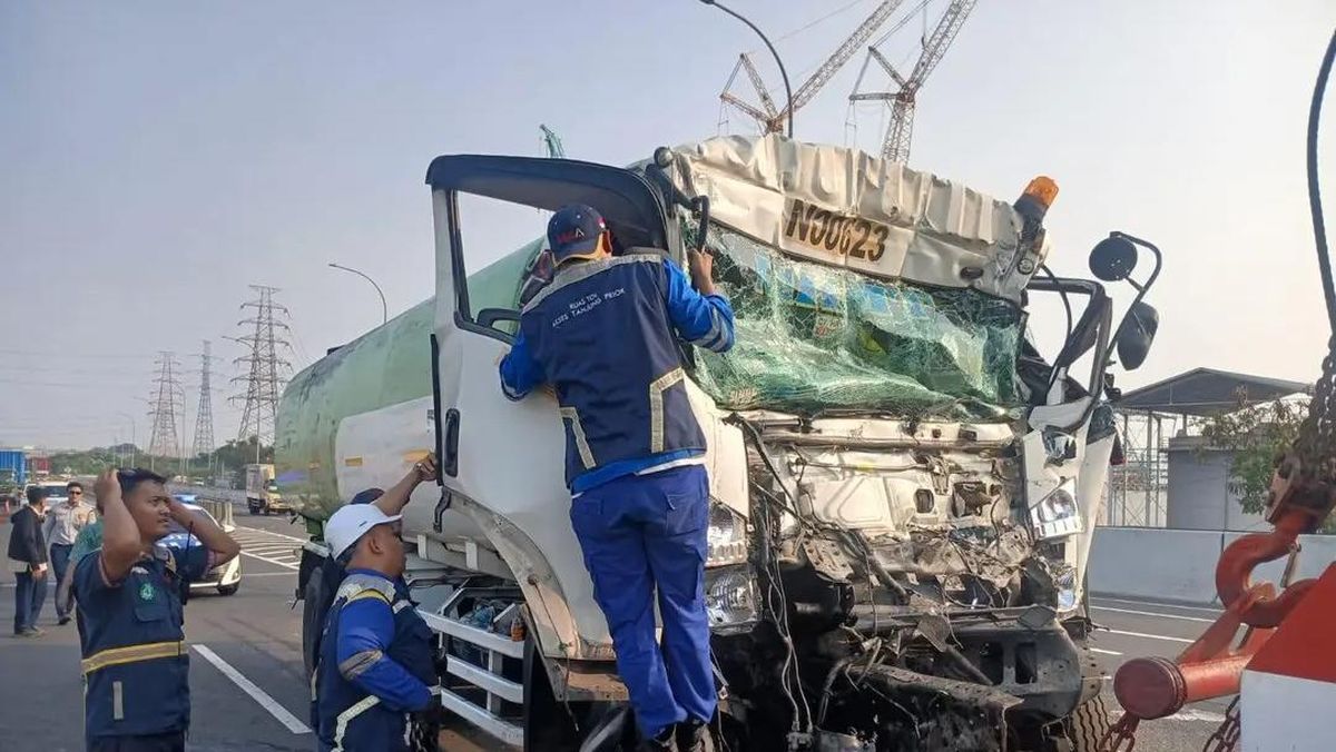 Ilustrasi berita Nasional: Tabrakan 2 Truk di Tol Cakung Tewaskan 1 Orang, Diduga karena Microsleep