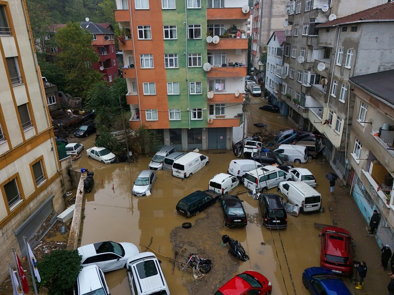 Tampilan dari drone memperlihatkan mobil-mobil yang rusak di sebuah jalan setelah hujan deras di Istanbul, Turki, 15 Oktober 2026. (REUTERS/Murad Sezer)