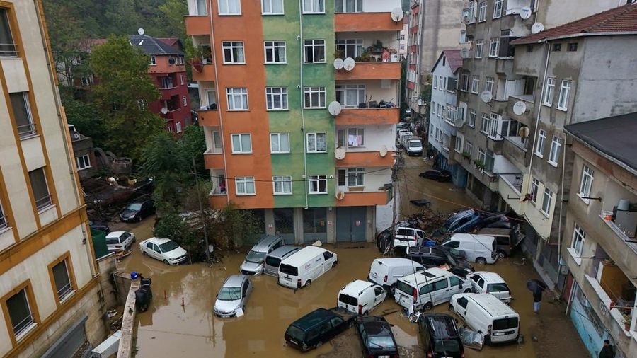 Tampilan dari drone memperlihatkan mobil-mobil yang rusak di sebuah jalan setelah hujan deras di Istanbul, Turki, 15 Oktober 2026. (REUTERS/Murad Sezer)