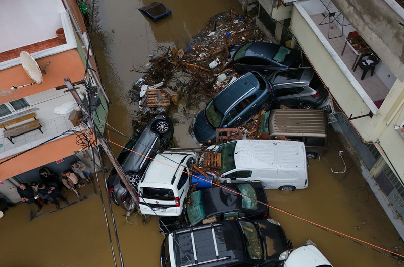 Tampilan dari drone memperlihatkan mobil-mobil yang rusak di sebuah jalan setelah hujan deras di Istanbul, Turki, 15 Oktober 2026. (REUTERS/Murad Sezer)