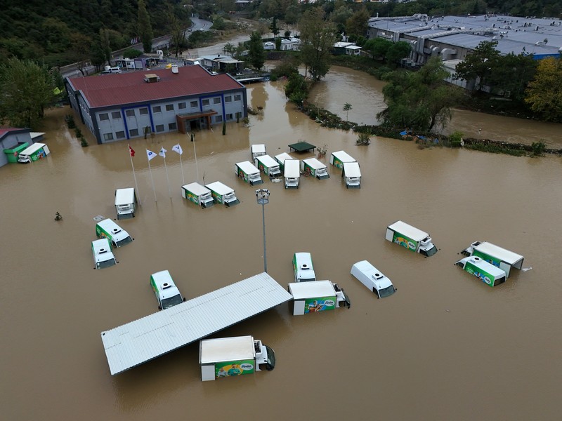 Tampilan dari drone memperlihatkan mobil-mobil yang rusak di sebuah jalan setelah hujan deras di Istanbul, Turki, 15 Oktober 2026. (REUTERS/Murad Sezer)
