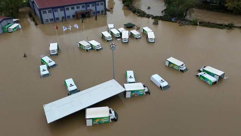 Tampilan dari drone memperlihatkan truk-truk yang terendam sebagian di jalan yang dilanda banjir setelah hujan deras di Istanbul, Turki, 15 Oktober 2026.