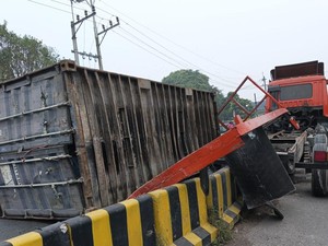 Truk Bawa 20 Ton Besi Gagal Nanjak di Jembatan Langkat