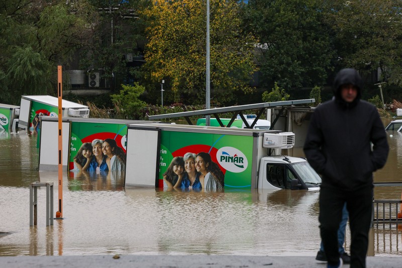 Tampilan dari drone memperlihatkan mobil-mobil yang rusak di sebuah jalan setelah hujan deras di Istanbul, Turki, 15 Oktober 2026. (REUTERS/Murad Sezer)