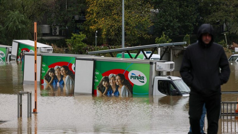 Truk-truk yang terendam sebagian setelah hujan deras di Istanbul, Turki, 15 Oktober 2026.