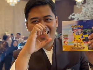 Bukan Bunga, Viral Pengantin Lempar Set Kartu Pokemon Langka Bikin Rebutan