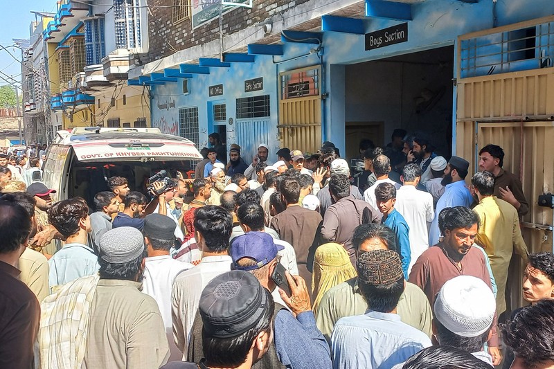 Para tentara dan petugas penyelamat berkumpul setelah atap sebuah sekolah runtuh di Peshawar, Pakistan, pada 15 Oktober 2026. (REUTERS)