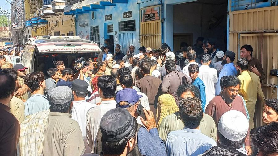 Warga dan petugas penyelamat berkumpul di dekat ambulans setelah atap sebuah sekolah runtuh di Peshawar, Pakistan, pada 15 Oktober 2026.