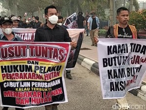 Puluhan Pendemo di Kobar Desak Izin Perusahaan Pembakar Hutan Dicabut!