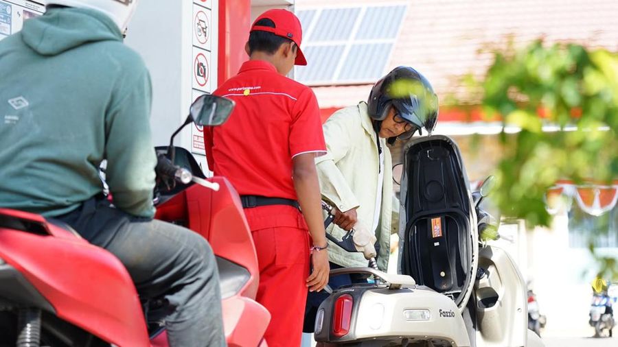 2 Kapal pengangkut BBM Pertamina bersandar di Bali. Kapal ini akan menyuplai 20 juta liter kebutuhan BBM Pertalite di Bali. (Dok. Pertamina)