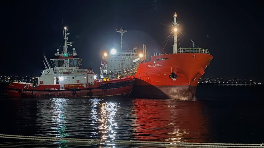 2 Kapal pengangkut BBM Pertamina bersandar di Bali. Kapal ini akan menyuplai 20 juta liter kebutuhan BBM Pertalite di Bali. (Dok. Pertamina)