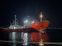 2 Kapal pengangkut BBM Pertamina bersandar di Bali. Kapal ini akan menyuplai 20 juta liter kebutuhan BBM Pertalite di Bali. (Dok. Pertamina)