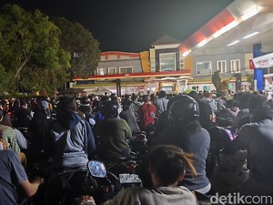 Cerita Warga Singaraja Nginap di SPBU demi Dapat BBM
