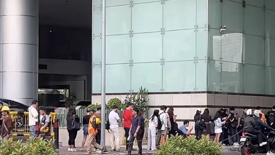 Antrean iPhone 18 di Grand Indonesia, Jakarta. (XCeritakitas1hq)