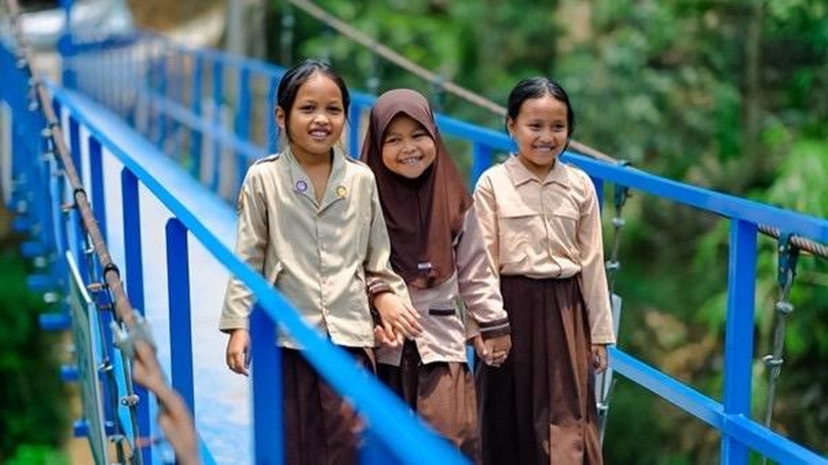 Permudah Akses Warga, BRI Peduli Bangun Jembatan Gantung di Cianjur