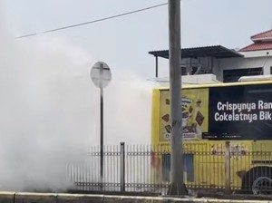 Video: Momen Bus TransJakarta Keluarkan Asap, Penumpang Dievakuasi