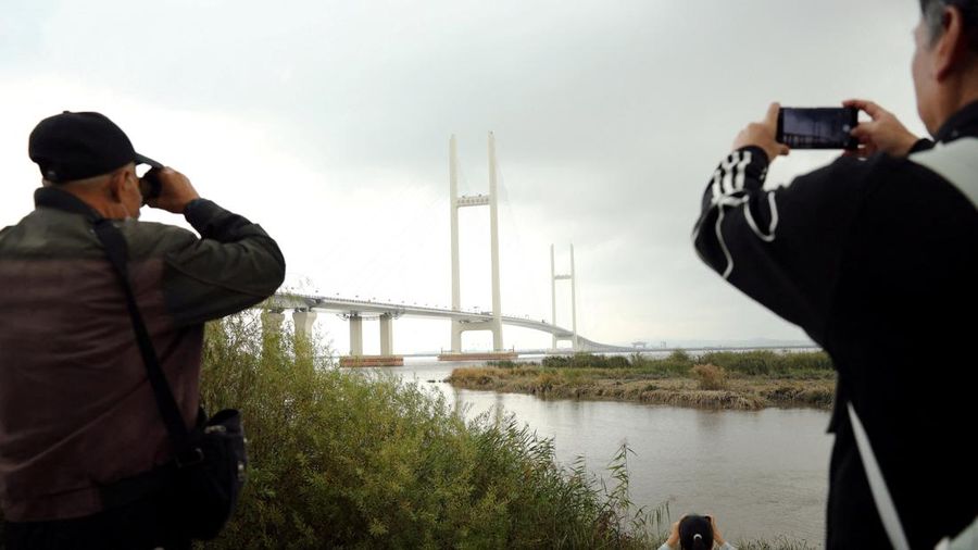 China dan Korea Utara secara resmi menandai pembukaan Jembatan Sungai Yalu Baru yang telah lama tertunda pada Kamis (15/10/2026). (REUTERS/Florence Lo)