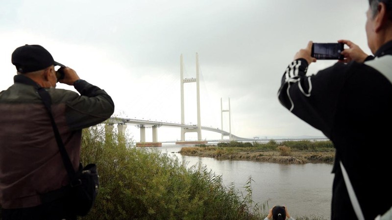 China dan Korea Utara secara resmi menandai pembukaan Jembatan Sungai Yalu Baru yang telah lama tertunda pada Kamis (15/10/2026). (REUTERS/Florence Lo)