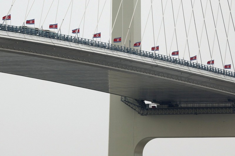 China dan Korea Utara secara resmi menandai pembukaan Jembatan Sungai Yalu Baru yang telah lama tertunda pada Kamis (15/10/2026). (REUTERS/Florence Lo)