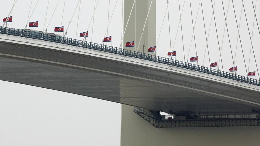 China dan Korea Utara secara resmi menandai pembukaan Jembatan Sungai Yalu Baru yang telah lama tertunda pada Kamis (15/10/2026). (REUTERS/Florence Lo)