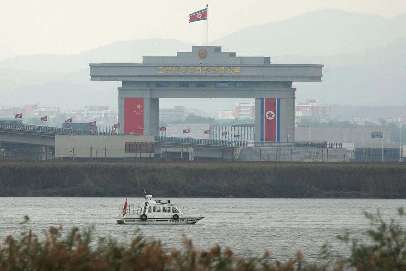 China dan Korea Utara secara resmi menandai pembukaan Jembatan Sungai Yalu Baru yang telah lama tertunda pada Kamis (15/10/2026). (REUTERS/Florence Lo)
