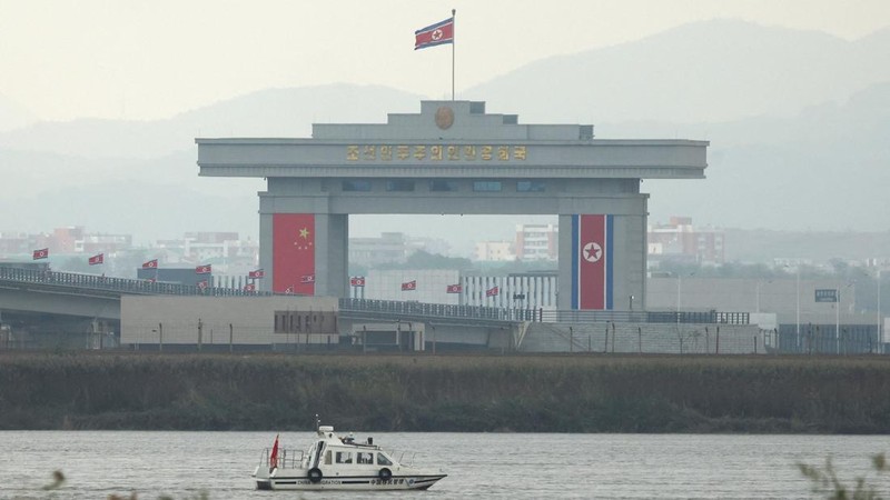 China dan Korea Utara secara resmi menandai pembukaan Jembatan Sungai Yalu Baru yang telah lama tertunda pada Kamis (15/10/2026). (REUTERS/Florence Lo)