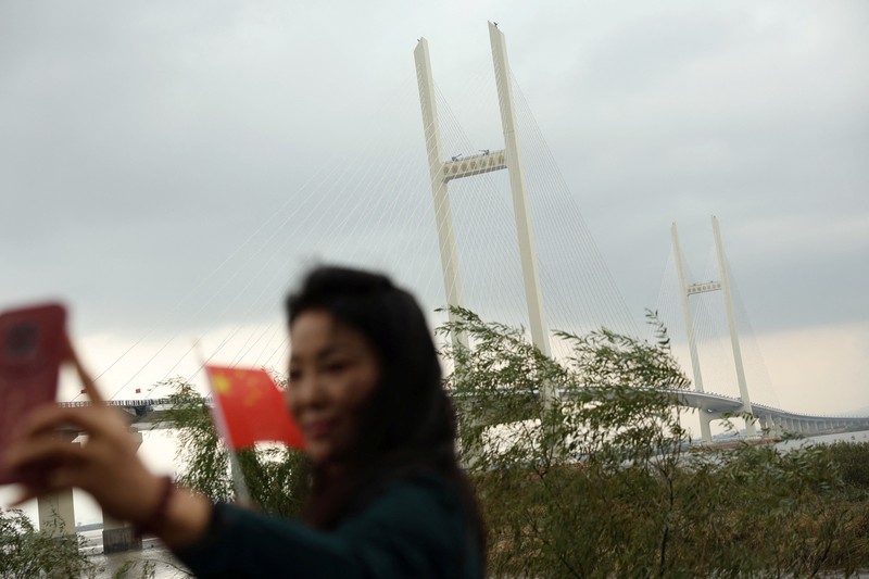 China dan Korea Utara secara resmi menandai pembukaan Jembatan Sungai Yalu Baru yang telah lama tertunda pada Kamis (15/10/2026). (REUTERS/Florence Lo)