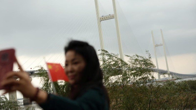China dan Korea Utara secara resmi menandai pembukaan Jembatan Sungai Yalu Baru yang telah lama tertunda pada Kamis (15/10/2026). (REUTERS/Florence Lo)
