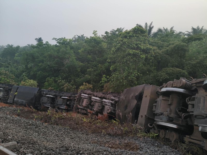 Dua kereta batu bara adu banteng yakni KA 4045 relasi Stasiun Tanjung Enim Baru menuju Tarahan dan KA 4136 relasi Stasiun Tarahan menuju Stasiun Tanjung Enim Baru di Kabupaten Ogan Komering Ulu (OKU), Sumatera Selatan. (Dok. Istimewa)