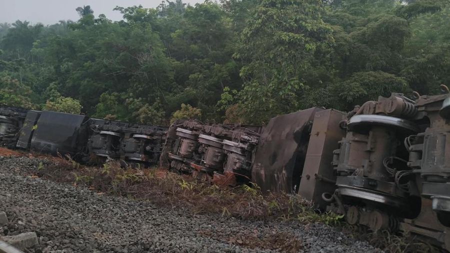 Dua kereta batu bara adu banteng yakni KA 4045 relasi Stasiun Tanjung Enim Baru menuju Tarahan dan KA 4136 relasi Stasiun Tarahan menuju Stasiun Tanjung Enim Baru di Kabupaten Ogan Komering Ulu (OKU), Sumatera Selatan. (Dok. Istimewa)
