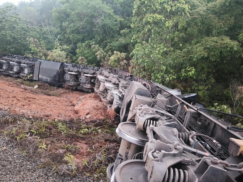 Dua kereta batu bara adu banteng yakni KA 4045 relasi Stasiun Tanjung Enim Baru menuju Tarahan dan KA 4136 relasi Stasiun Tarahan menuju Stasiun Tanjung Enim Baru di Kabupaten Ogan Komering Ulu (OKU), Sumatera Selatan. (Dok. Istimewa)