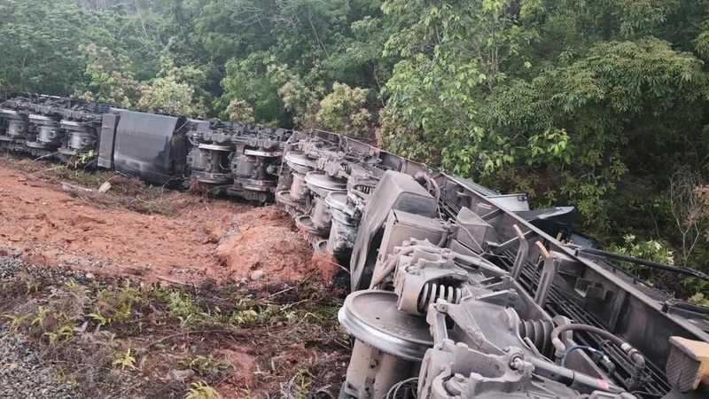 Dua kereta batu bara adu banteng yakni KA 4045 relasi Stasiun Tanjung Enim Baru menuju Tarahan dan KA 4136 relasi Stasiun Tarahan menuju Stasiun Tanjung Enim Baru di Kabupaten Ogan Komering Ulu (OKU), Sumatera Selatan. (Dok. Istimewa)