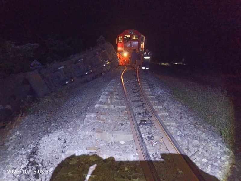 Dua kereta batu bara adu banteng yakni KA 4045 relasi Stasiun Tanjung Enim Baru menuju Tarahan dan KA 4136 relasi Stasiun Tarahan menuju Stasiun Tanjung Enim Baru di Kabupaten Ogan Komering Ulu (OKU), Sumatera Selatan. (Dok. Istimewa)