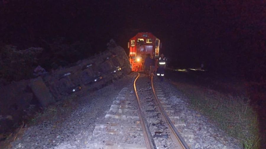 Dua kereta batu bara adu banteng yakni KA 4045 relasi Stasiun Tanjung Enim Baru menuju Tarahan dan KA 4136 relasi Stasiun Tarahan menuju Stasiun Tanjung Enim Baru di Kabupaten Ogan Komering Ulu (OKU), Sumatera Selatan. (Dok. Istimewa)