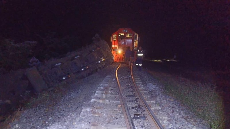 Dua kereta batu bara adu banteng yakni KA 4045 relasi Stasiun Tanjung Enim Baru menuju Tarahan dan KA 4136 relasi Stasiun Tarahan menuju Stasiun Tanjung Enim Baru di Kabupaten Ogan Komering Ulu (OKU), Sumatera Selatan. (Dok. Istimewa)