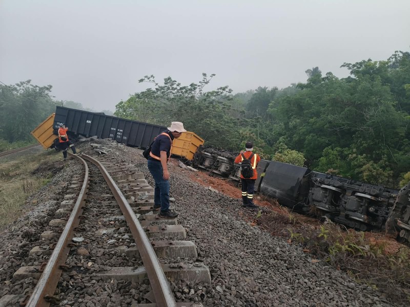 Dua kereta batu bara adu banteng yakni KA 4045 relasi Stasiun Tanjung Enim Baru menuju Tarahan dan KA 4136 relasi Stasiun Tarahan menuju Stasiun Tanjung Enim Baru di Kabupaten Ogan Komering Ulu (OKU), Sumatera Selatan. (Dok. Istimewa)