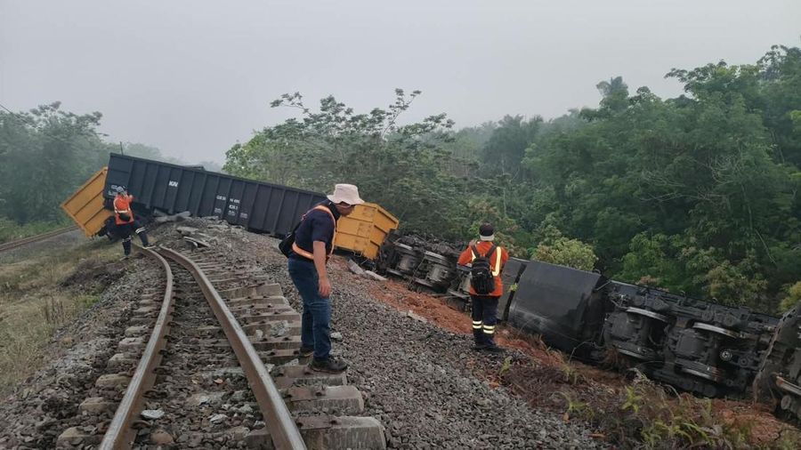 Dua kereta batu bara adu banteng yakni KA 4045 relasi Stasiun Tanjung Enim Baru menuju Tarahan dan KA 4136 relasi Stasiun Tarahan menuju Stasiun Tanjung Enim Baru di Kabupaten Ogan Komering Ulu (OKU), Sumatera Selatan. (Dok. Istimewa)