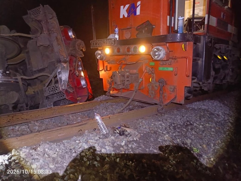 Dua kereta batu bara adu banteng yakni KA 4045 relasi Stasiun Tanjung Enim Baru menuju Tarahan dan KA 4136 relasi Stasiun Tarahan menuju Stasiun Tanjung Enim Baru di Kabupaten Ogan Komering Ulu (OKU), Sumatera Selatan. (Dok. Istimewa)