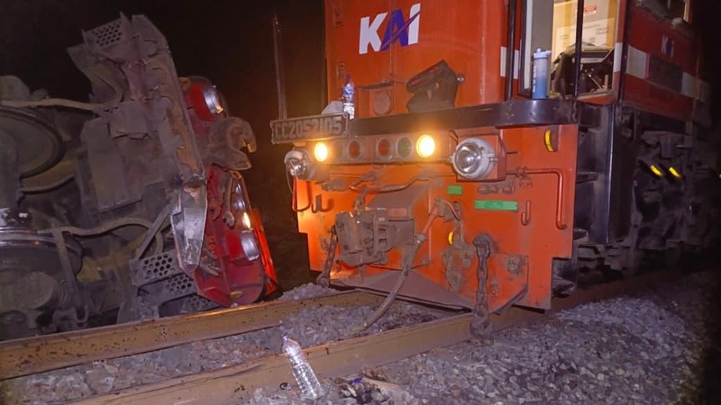 Dua kereta batu bara adu banteng yakni KA 4045 relasi Stasiun Tanjung Enim Baru menuju Tarahan dan KA 4136 relasi Stasiun Tarahan menuju Stasiun Tanjung Enim Baru di Kabupaten Ogan Komering Ulu (OKU), Sumatera Selatan. (Dok. Istimewa)