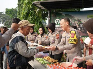 Jumat Berkah, Polresta Bogor Bagikan Makanan Gratis untuk Ojol dan Masyarakat