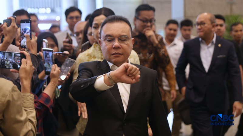 Kapolri Suyudi Ario Seto, CEO Danantara Rosan, Ketua OJK Friderica, Ketua DPR RI Sufmi Dasco, Kepala BP BUMN Dony Oskaria, Kepala Eksekutif PMDK Hasan Fawzi sambangi gedung Bursa Efek Indonesia (BEI) pada Jumat (16/10/2026). (CNBC Indonesia/Muhammad Sabki)