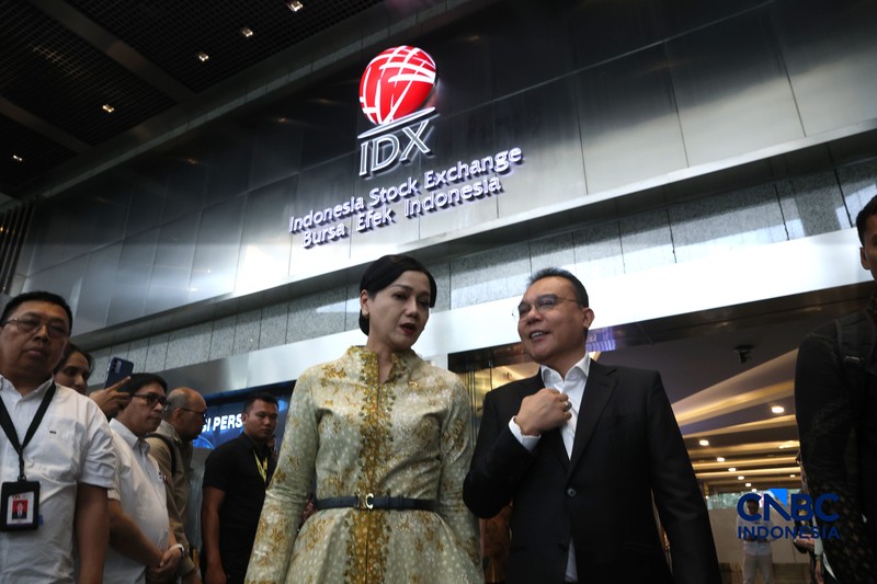 Kapolri Suyudi Ario Seto, CEO Danantara Rosan, Ketua OJK Friderica, Ketua DPR RI Sufmi Dasco, Kepala BP BUMN Dony Oskaria, Kepala Eksekutif PMDK Hasan Fawzi sambangi gedung Bursa Efek Indonesia (BEI) pada Jumat (16/10/2026). (CNBC Indonesia/Muhammad Sabki)
