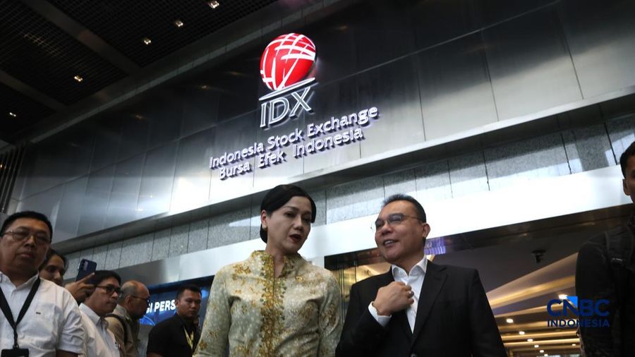 Kapolri Suyudi Ario Seto, CEO Danantara Rosan, Ketua OJK Friderica, Ketua DPR RI Sufmi Dasco, Kepala BP BUMN Dony Oskaria, Kepala Eksekutif PMDK Hasan Fawzi sambangi gedung Bursa Efek Indonesia (BEI) pada Jumat (16/10/2026). (CNBC Indonesia/Muhammad