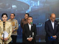 Kapolri Suyudi Ario Seto, CEO Danantara Rosan, Ketua OJK Friderica, Ketua DPR RI Sufmi Dasco, Kepala BP BUMN Dony Oskaria, Kepala Eksekutif PMDK Hasan Fawzi sambangi gedung Bursa Efek Indonesia (BEI) pada Jumat (16/10/2026). (CNBC Indonesia/Muhammad