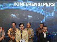 Kapolri Suyudi Ario Seto, CEO Danantara Rosan, Ketua OJK Friderica, Ketua DPR RI Sufmi Dasco, Kepala BP BUMN Dony Oskaria, Kepala Eksekutif PMDK Hasan Fawzi sambangi gedung Bursa Efek Indonesia (BEI) pada Jumat (16/10/2026). (CNBC Indonesia/Muhammad
