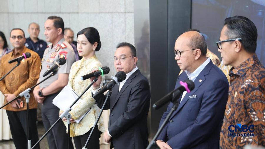 Kapolri Suyudi Ario Seto, CEO Danantara Rosan, Ketua OJK Friderica, Ketua DPR RI Sufmi Dasco, Kepala BP BUMN Dony Oskaria, Kepala Eksekutif PMDK Hasan Fawzi sambangi gedung Bursa Efek Indonesia (BEI) pada Jumat (16/10/2026).