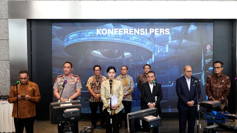 Kapolri Suyudi Ario Seto, CEO Danantara Rosan, Ketua OJK Friderica, Ketua DPR RI Sufmi Dasco, Kepala BP BUMN Dony Oskaria, Kepala Eksekutif PMDK Hasan Fawzi sambangi gedung Bursa Efek Indonesia (BEI) pada Jumat (16/10/2026). (CNBC Indonesia/Muhammad Sabki)