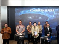 Kapolri Suyudi Ario Seto, CEO Danantara Rosan, Ketua OJK Friderica, Ketua DPR RI Sufmi Dasco, Kepala BP BUMN Dony Oskaria, Kepala Eksekutif PMDK Hasan Fawzi sambangi gedung Bursa Efek Indonesia (BEI) pada Jumat (16/10/2026). (CNBC Indonesia/Muhammad